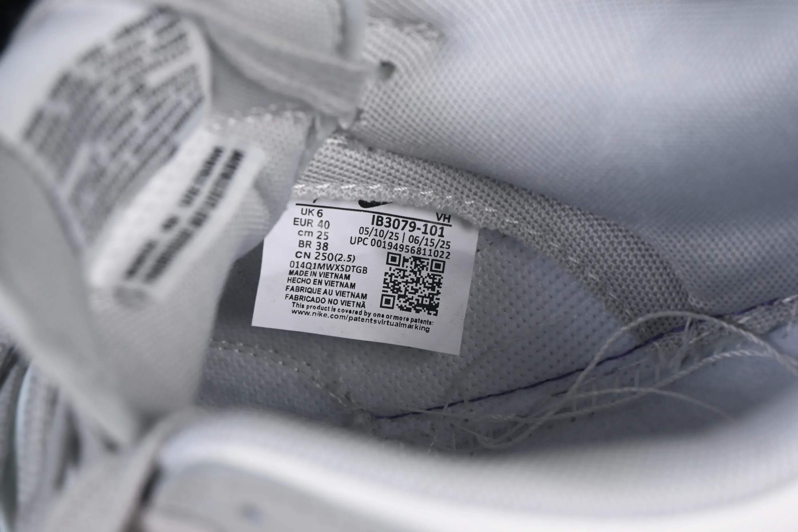 All categories Nk SB Dunk series Nk SB Dunk Low low-top sneakers Nike SB Dunk Low white, black and gray low-top casual sneakers IB3079-101